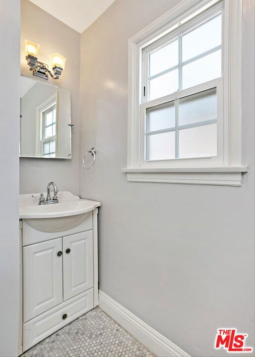 4922 Hayvenhurst Avenue, Encino CA: https://media.crmls.org/mediaz/5aa0ac82-de79-4d6f-9a7b-e104f0987984.jpg