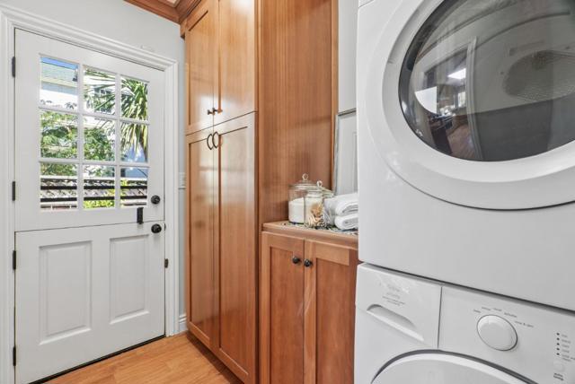 1021 Elm Street, San Carlos CA: https://media.crmls.org/mediaz/5aa1efef-4413-489c-86ea-7cd232bb1423.jpg