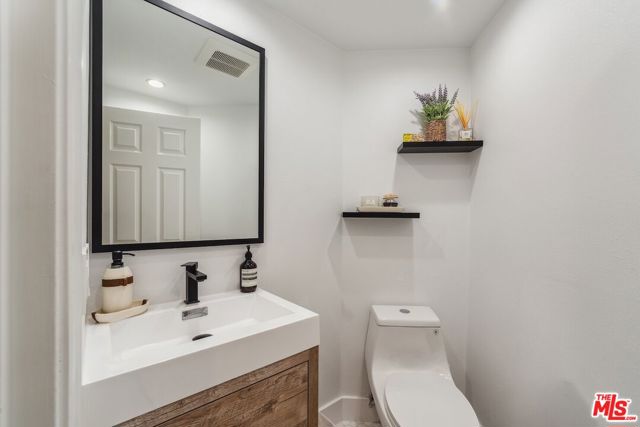 23180 Park Blanco, Calabasas CA: https://media.crmls.org/mediaz/5aa222ad-de07-4099-a7d8-e7c946b0c340.jpg