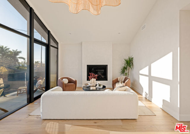 1008 Oakwood Avenue, Venice CA: https://media.crmls.org/mediaz/5aa59e84-3749-4278-aead-979438ff0613.jpg