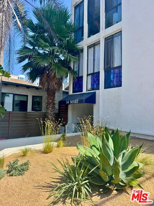 14 Mast Street, Marina del Rey CA: https://media.crmls.org/mediaz/5aa63ebc-542a-41cc-8cb1-a8dbb3e1fc34.jpg