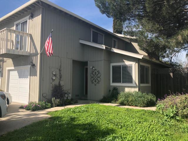 17295 Markross Court, Morgan Hill CA: https://media.crmls.org/mediaz/5aa65c85-75ed-4784-b15c-c6fa4e83fc19.jpg