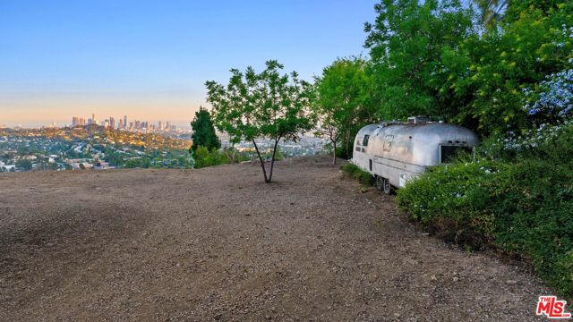 3775 Amesbury Road, Los Angeles CA: https://media.crmls.org/mediaz/5aa75e6f-1960-4f8c-80ff-28ab0e951079.jpg