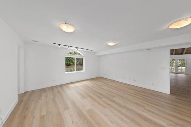 6937 Paseo Laredo, La Jolla CA: https://media.crmls.org/mediaz/5aa7c0d3-cbfb-4a95-a476-cd6b46158aab.jpg