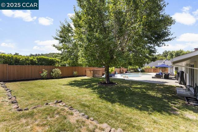 2302 Royal Oaks Dr, Alamo CA: https://media.crmls.org/mediaz/5aa7e434-2750-4c88-ab9d-2960117c8b94.jpg