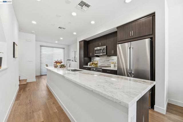 931 Edy Ln, Oakland CA: https://media.crmls.org/mediaz/5aa84140-f294-4282-a550-99285ef72563.jpg