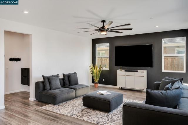 9603 Del Seis Dr, Sacramento CA: https://media.crmls.org/mediaz/5aa935c6-6a38-490d-9e3f-414f8f9fd2f7.jpg