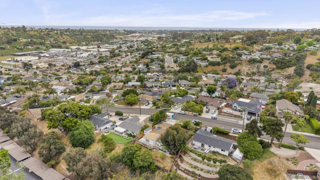 310 Bluff Wy, Oceanside CA: https://media.crmls.org/mediaz/5aaa1d51-55fb-4048-b3b2-2ad1fa86c5df.jpg