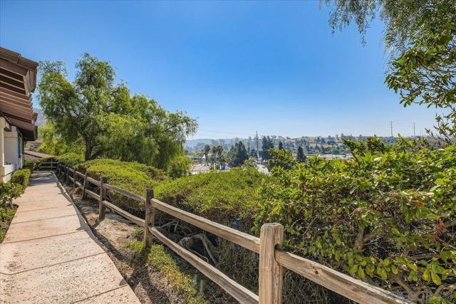 9881 Caminito Cuadro, San Diego CA: https://media.crmls.org/mediaz/5aaa9f91-cdce-4b31-8c43-96ce3dec3a47.jpg
