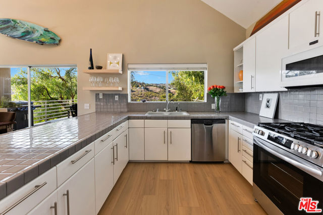 4350 Hillview Drive, Malibu CA: https://media.crmls.org/mediaz/5aaaa2a9-4ea0-4564-bf96-0d7f99ea3208.jpg