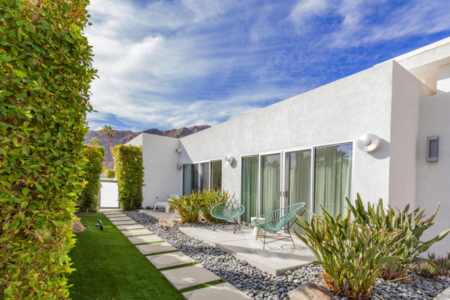1147 Los Robles Drive, Palm Springs CA: https://media.crmls.org/mediaz/5aaab3ee-c3be-4635-8775-9d912d2a9ffc.jpg