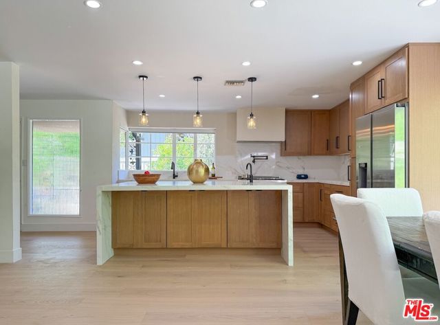 4108 Valley Vista Court, Sherman Oaks CA: https://media.crmls.org/mediaz/5aabc446-3eb7-4c8c-9330-e8f13a1f52a2.jpg