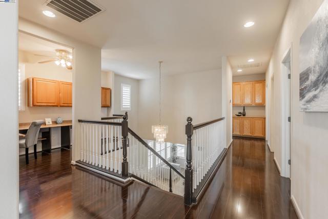 261 Kelley Mist Ct, Tracy CA: https://media.crmls.org/mediaz/5aac23b2-c82b-401c-a7ac-4c9295002692.jpg