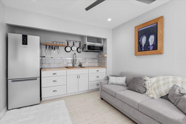 700 Lido Park Dr, Newport Beach CA: https://media.crmls.org/mediaz/5aac7c3d-b23c-4064-ace9-c6fdb793433b.jpg
