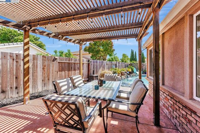 4318 Ellen Way, Union City CA: https://media.crmls.org/mediaz/5aaca5fe-fbfc-4590-8bf8-a0c2f233bef3.jpg