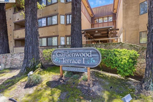 26937 Hayward Blvd, Hayward CA: https://media.crmls.org/mediaz/5aad10f3-6e76-4952-bb0c-8df0083c2e29.jpg
