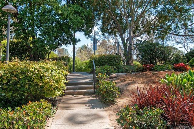 3330 Caminito Eastbluff, La Jolla CA: https://media.crmls.org/mediaz/5aadf609-efe7-4a70-9f66-fad39ea6ec52.jpg