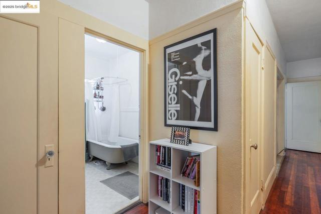 5537 Claremont Ave, Oakland CA: https://media.crmls.org/mediaz/5aaf3b2b-67aa-4d36-8ae2-7f63de6a8d4d.jpg