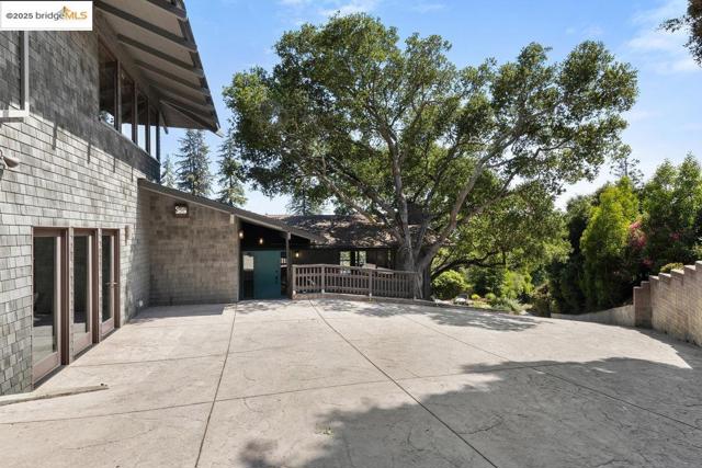 99 Lexford Rd, Piedmont CA: https://media.crmls.org/mediaz/5aafba71-2485-4897-9a35-91cd780d4f3c.jpg