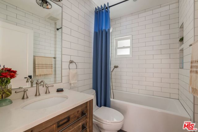 11349 Canton Drive, Studio City CA: https://media.crmls.org/mediaz/5aafd4fc-4820-4409-84f8-cbb915840014.jpg