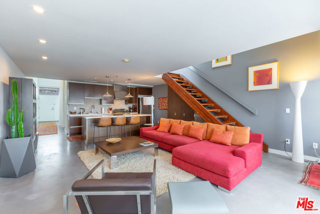 615 Hampton Drive, Venice CA: https://media.crmls.org/mediaz/5aafdbc4-e324-4173-8501-b7b926459c48.jpg