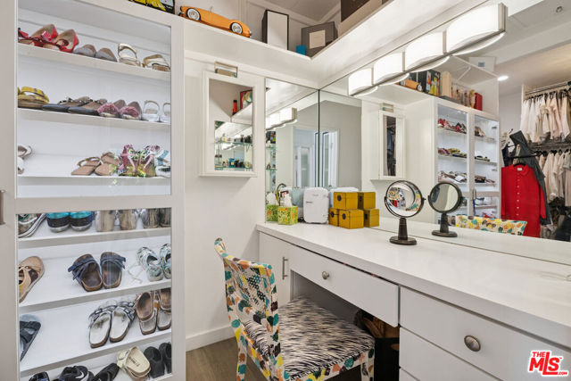 18141 Green Meadow Drive, Encino CA: https://media.crmls.org/mediaz/5ab0225e-1c1e-464a-a6a6-089c8f903836.jpg