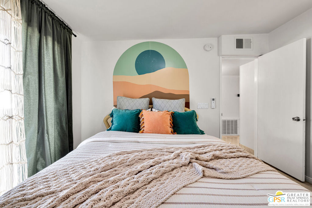 https://media.crmls.org/mediaz/5ab0c93d-eda0-4c1c-99f9-9f76f53e80ed.jpg?preset=X-Large