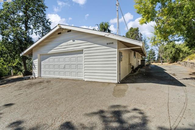 2592 Caballo Ranchero Dr, Diablo CA: https://media.crmls.org/mediaz/5ab0f559-e644-444d-a73e-54ec7cb5017e.jpg