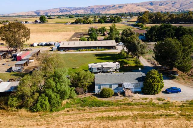 6200 Frye Lane, Hollister CA: https://media.crmls.org/mediaz/5ab2be81-befe-437c-b120-57ec97bbedf6.jpg