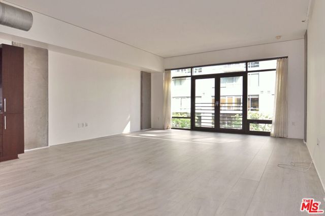 1111 S Grand Avenue, Los Angeles CA: https://media.crmls.org/mediaz/5ab2d7de-eae4-463b-9e27-7c4a27920ae1.jpg