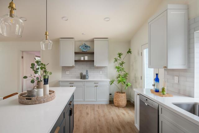 11766 Clearwood Ct, San Diego CA: https://media.crmls.org/mediaz/5ab2fb35-1ad7-4213-8669-be39ecaeb6cb.jpg