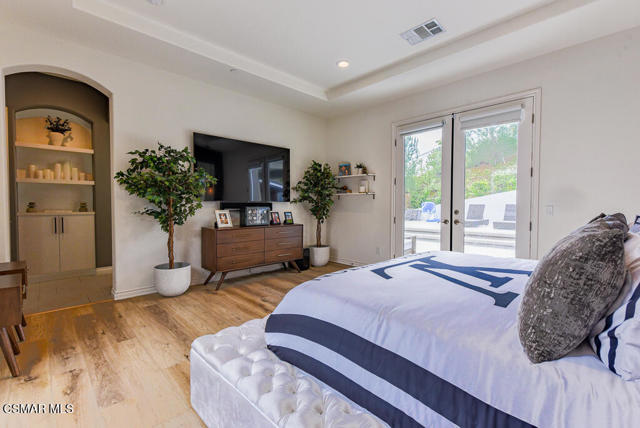 6981 Shadow Wood Drive, Moorpark CA: https://media.crmls.org/mediaz/5ab38a96-646f-43da-ae41-4afa068761bb.jpg
