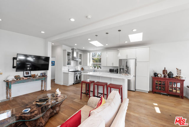 29500 Heathercliff Road, Malibu CA: https://media.crmls.org/mediaz/5ab445e8-a47b-4e46-95b2-dedd3a514c88.jpg