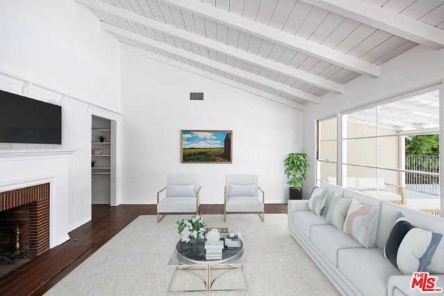 15519 Huston Street, Encino CA: https://media.crmls.org/mediaz/5ab4c570-4f2a-41b8-8030-744ac38e65f2.jpg