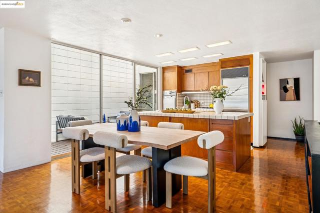 2760 Park Blvd, Oakland CA: https://media.crmls.org/mediaz/5ab4fe3c-06f5-4f93-84e3-c279f0eb291e.jpg