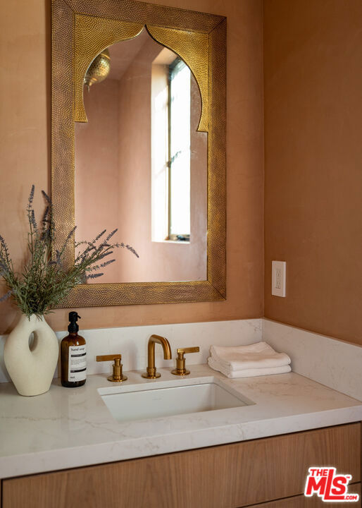 1008 Oakwood Avenue, Venice CA: https://media.crmls.org/mediaz/5ab4fed4-8de5-4f1e-8812-f4cd39089871.jpg