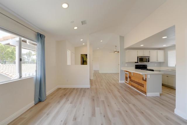 1354 Palomar Place, Vista CA: https://media.crmls.org/mediaz/5ab58cdc-8ae0-4ecd-acd8-fc873b0dc588.jpg