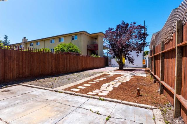 1276 64Th Ave, Oakland CA: https://media.crmls.org/mediaz/5ab60f3b-ca00-41b4-866b-0aa1c4e078cd.jpg