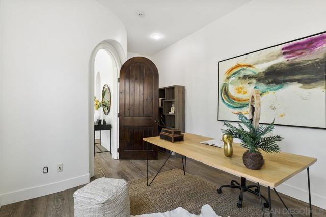 11649 Thistle Hill Pl, San Diego CA: https://media.crmls.org/mediaz/5ab67e42-91b9-4016-be22-ac115a2d4e99.jpg