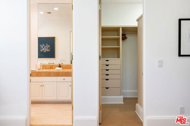 812 N Bedford Drive, Beverly Hills CA: https://media.crmls.org/mediaz/5ab85ee9-7220-4563-8673-614a1c296595.jpg