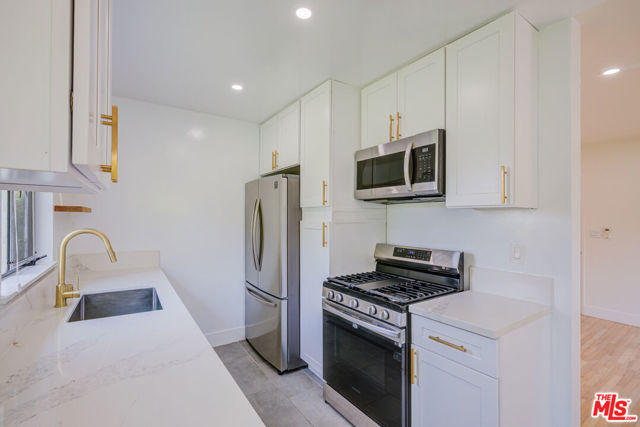 11825 Iowa Avenue, Los Angeles CA: https://media.crmls.org/mediaz/5abab331-d5e8-4761-b893-c211cb6cda8a.jpg