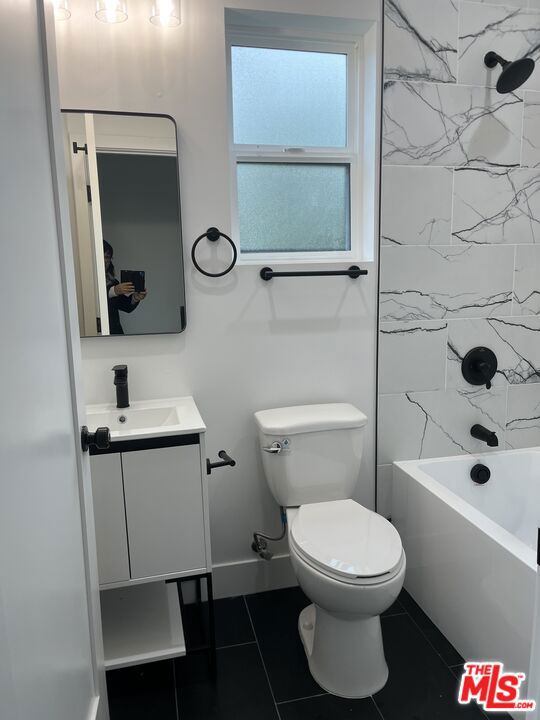 212 E 29th Street, Los Angeles CA: https://media.crmls.org/mediaz/5abad452-a1ef-475f-840b-91b3343683e4.jpg