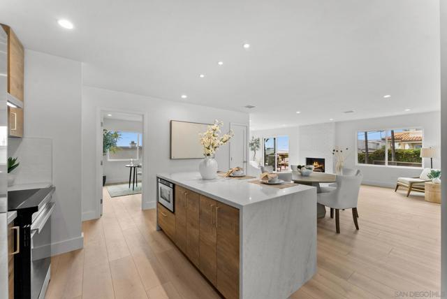 5576 Chelsea Ave, La Jolla CA: https://media.crmls.org/mediaz/5abb5887-db69-4530-af68-2ce2f3c0e4eb.jpg