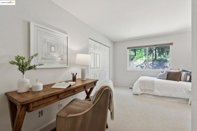 93 Thousand Oaks St, Oakland CA: https://media.crmls.org/mediaz/5abc798c-9454-4c72-804f-60a1087f242b.jpg