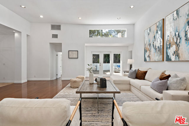 4745 Caritina Drive, Tarzana CA: https://media.crmls.org/mediaz/5abd150c-05cd-4398-a642-72f2f36782a3.jpg