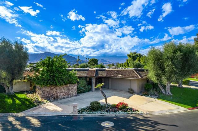 6 Stanford Drive, Rancho Mirage CA: https://media.crmls.org/mediaz/5abd220f-c8f6-4172-bb1d-77fbceaacd14.jpg