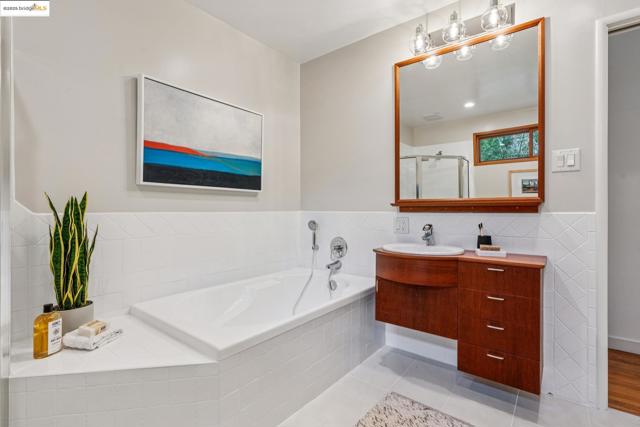 63 Eureka Ave, Kensington CA: https://media.crmls.org/mediaz/5abd27aa-4369-45ce-8622-b52463daad08.jpg