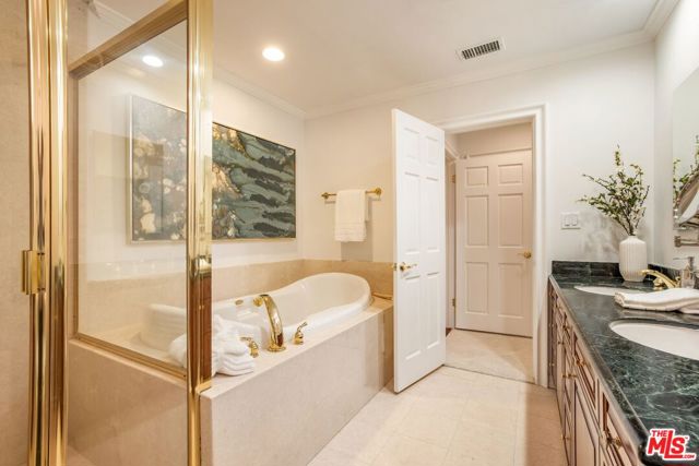 15550 Valley Vista Boulevard, Encino CA: https://media.crmls.org/mediaz/5abd2c08-d9f8-4326-a45a-b7cd27f85e0e.jpg