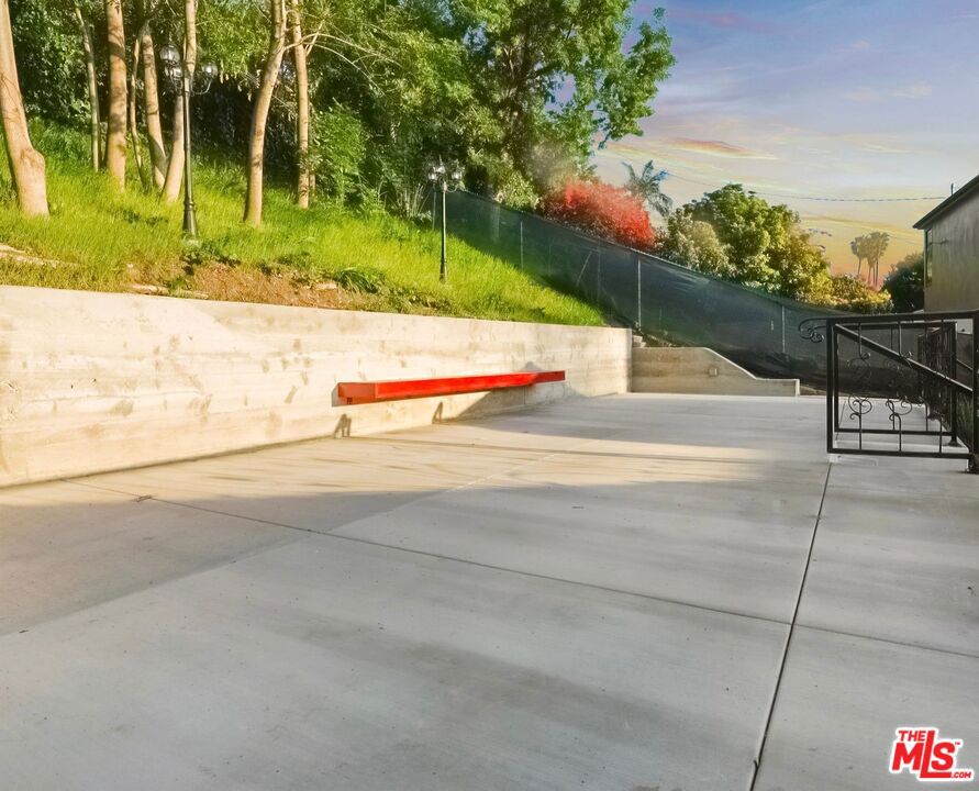 https://media.crmls.org/mediaz/5abd81ea-16ea-42a9-9159-57325029fe75.jpg?preset=X-Large