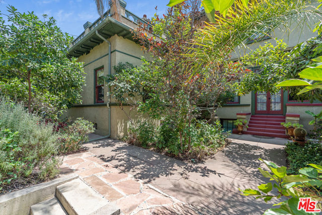 1049 Elden Avenue, Los Angeles CA: https://media.crmls.org/mediaz/5abdc111-04f6-4d40-8f99-a0efdda761fd.jpg